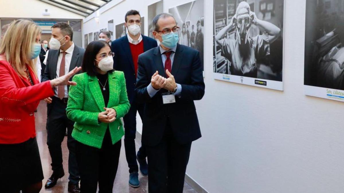 Darias y Gómez, durante el recorrido por el hospital de Son Llàtzer para conocer las instalaciones. |