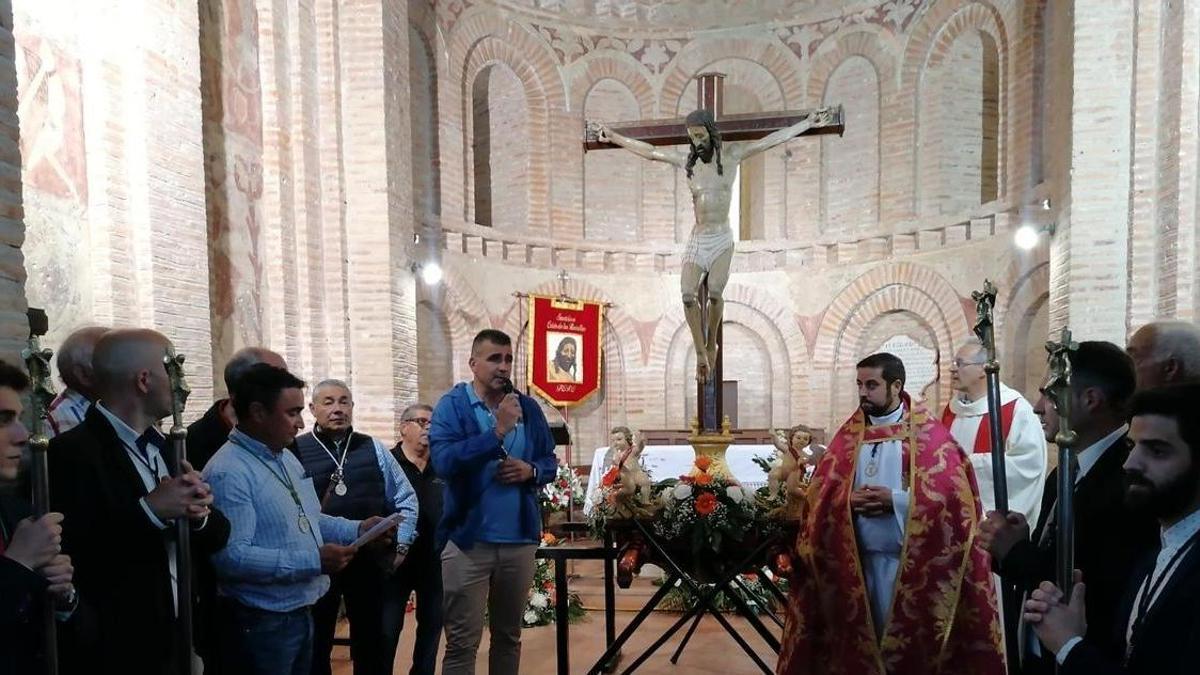 Fernando Roldán, a la derecha del Cristo, en un acto de la cofradía