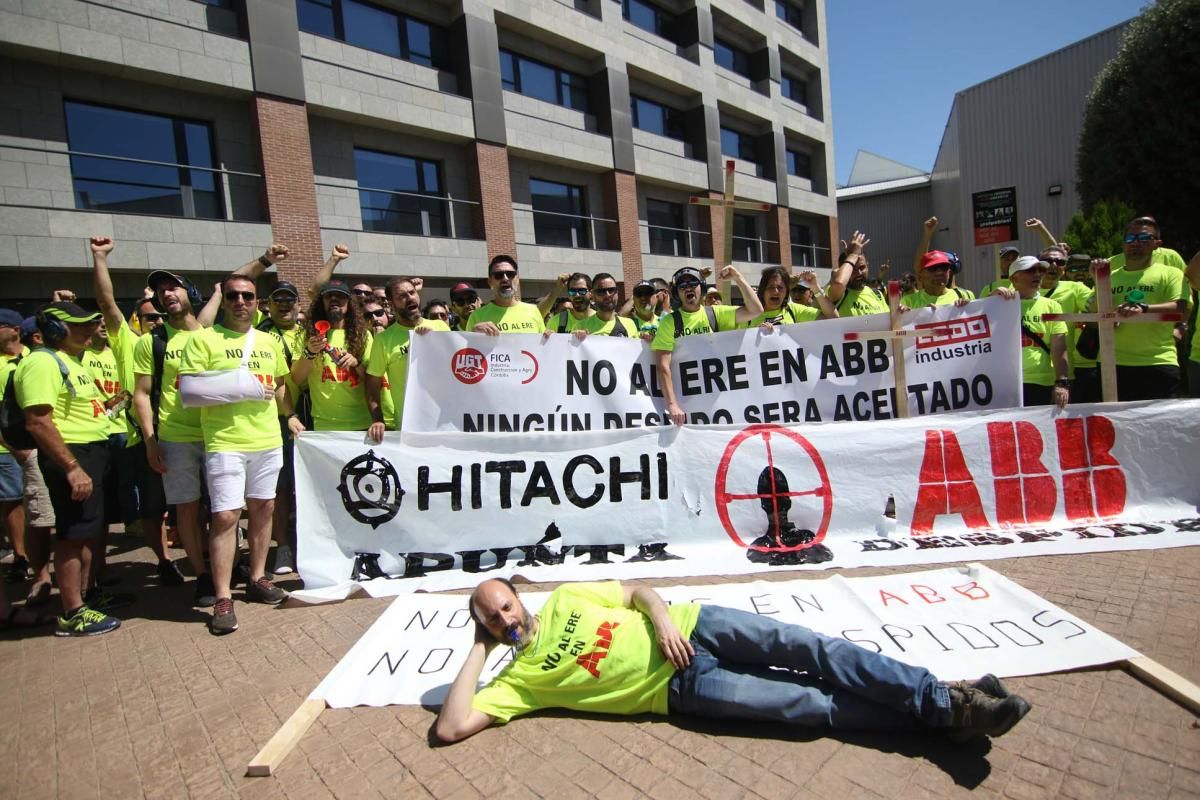 200 trabajadores de ABB Córdoba se manifiestan en la sede de Madrid