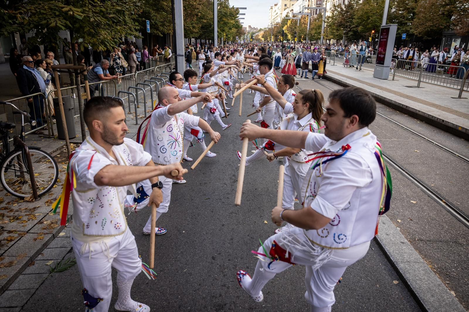 En imágenes | Zaragoza vive su día grande con la Ofrenda de Flores a la Virgen del Pilar