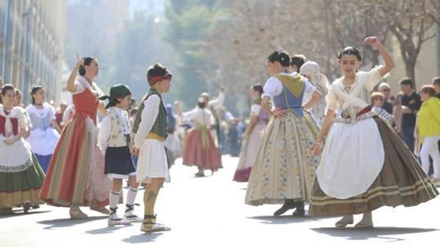 La falla Murta de Xàtiva celebra su Dansà Popular