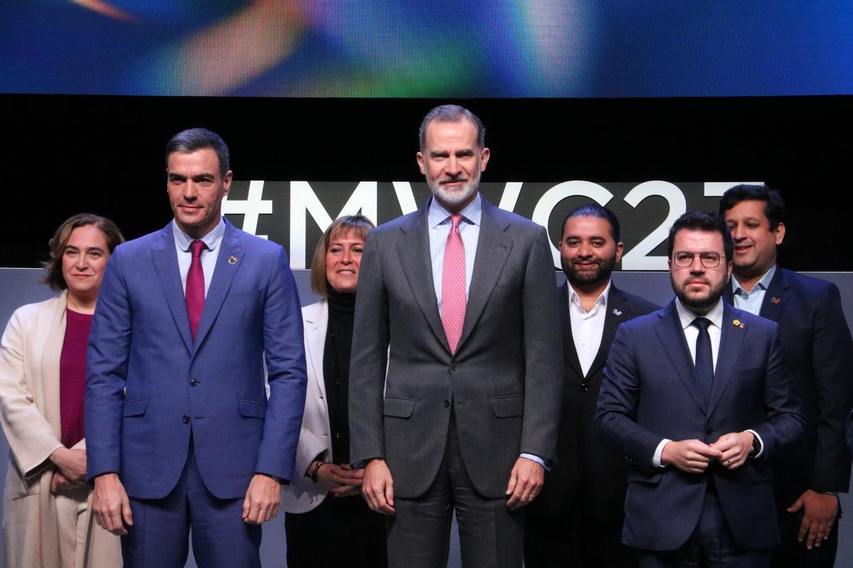 El president del govern espanyol, Pedro Sánchez; el rei Felip VI; i el president de la Generalitat, Pere Aragonès, durant una foto de família en un dels auditoris del Mobile World Congress