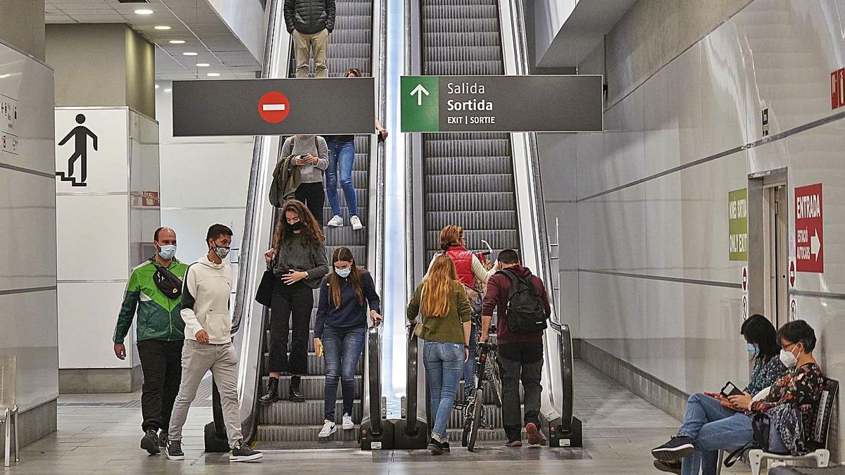 Passatgers a les escales que baixen a l’estació d’autobusos i del TAV de Girona, fa uns dies