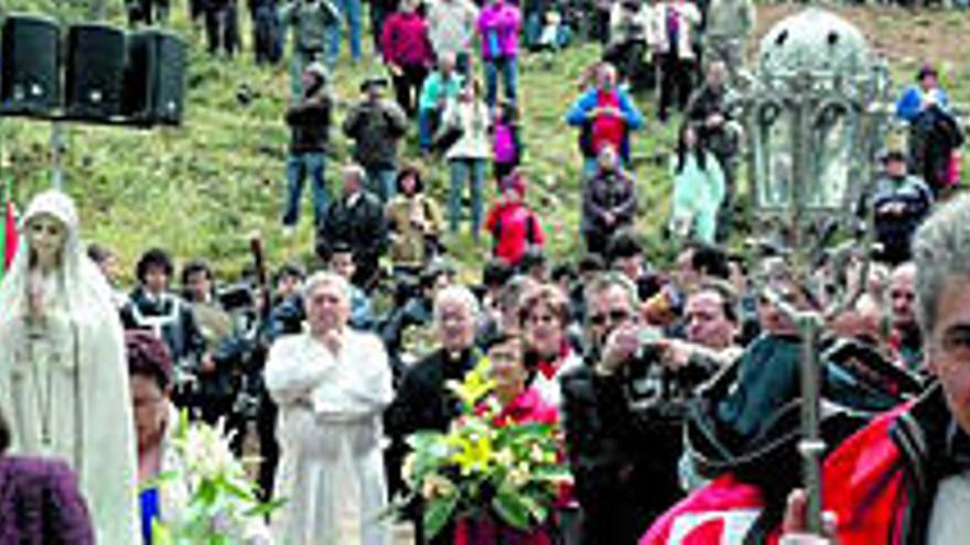 La Virgen es trasladada en andas por los devotos.