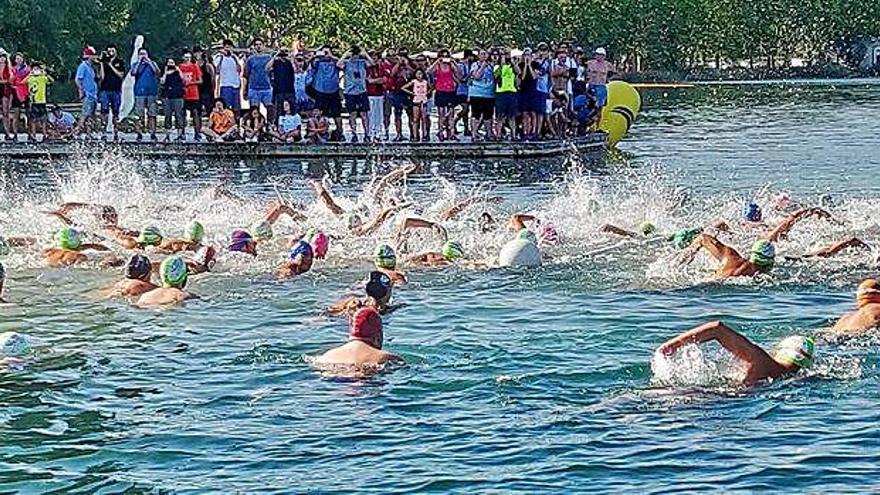 El moment de la sortida de la Volta des del Club Natació Banyoles.