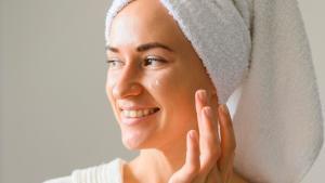 He probado la crema facial de 10 euros que ha transformado mi piel seca y descamada, dejándola suave e hidratada al instante