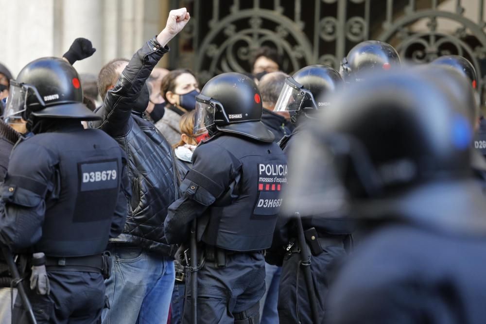 CDR i Vox es manifesten a la plaça del vi sense enfrontaments