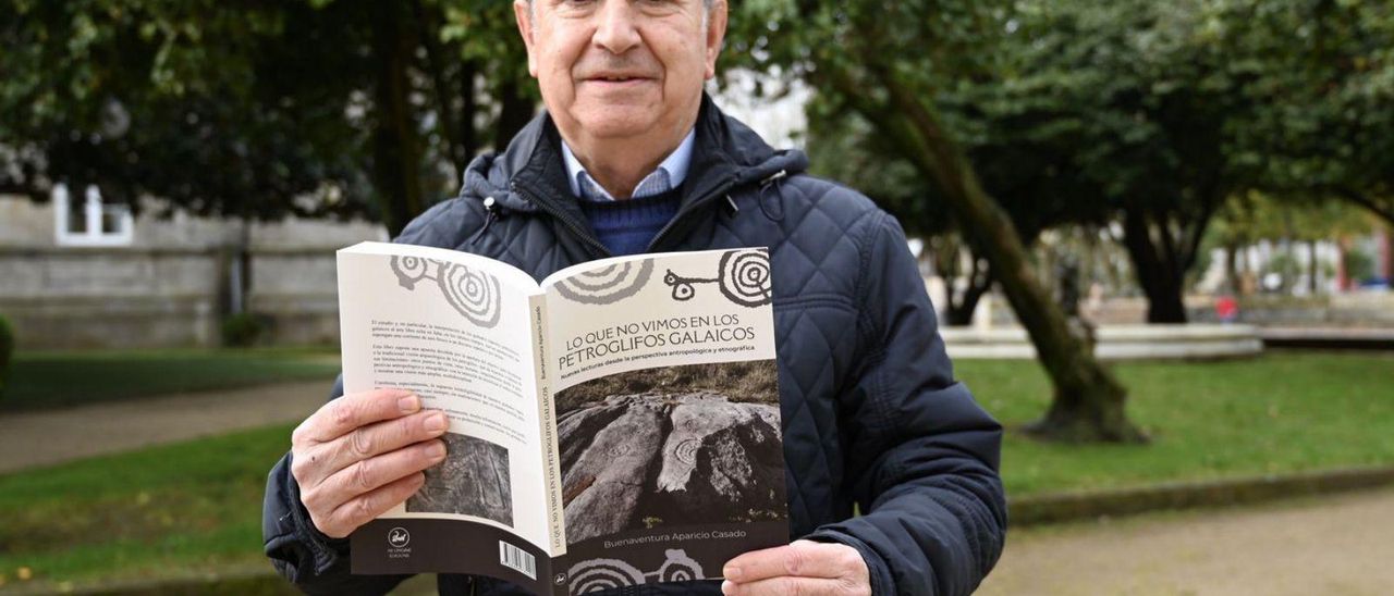 Buenaventura Aparicio con su último libro, ayer, en las Palmeras. | // RAFA VÁZQUEZ