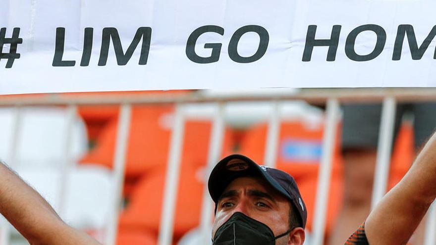 La afición carga contra Lim y Anil desde Mestalla