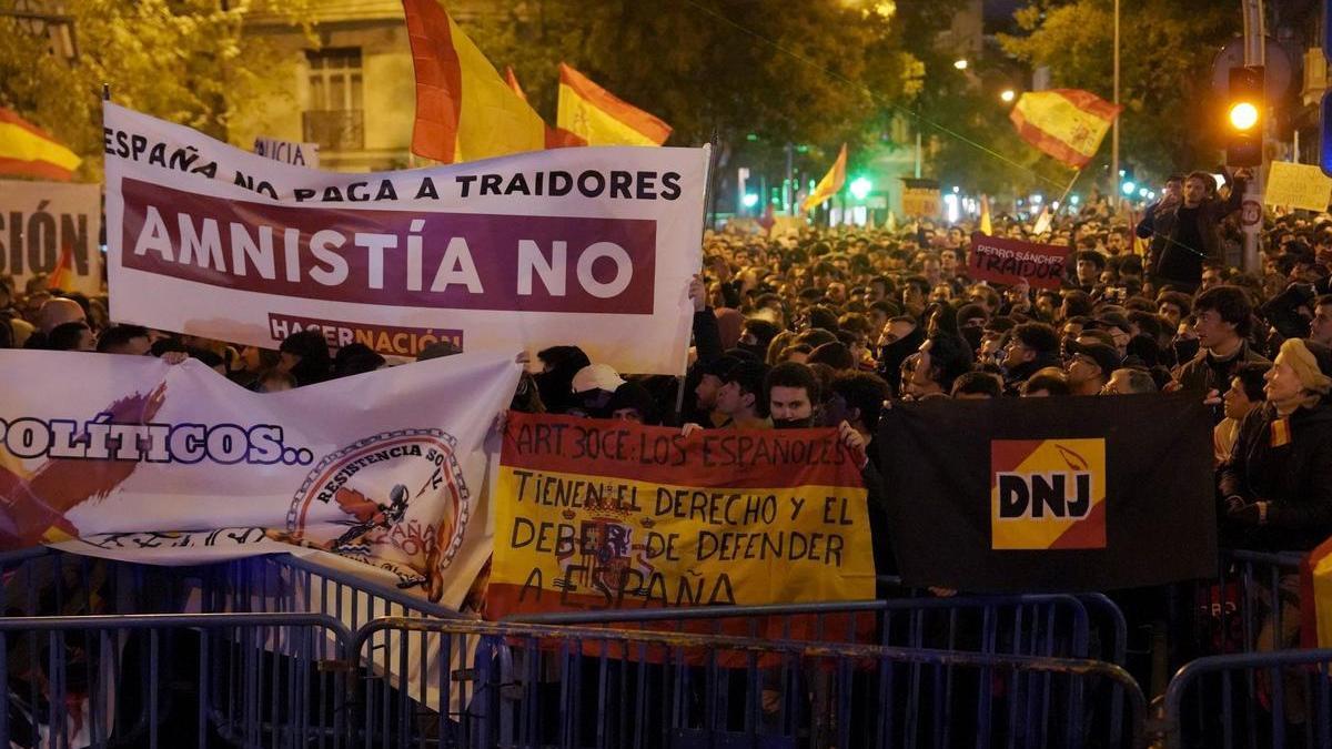 Unas 7.000 personas participaban a última hora de la tarde de este martes en la concentración convocada contra la ley de amnistía en las proximidades de la sede socialista en la calle Ferraz de Madrid