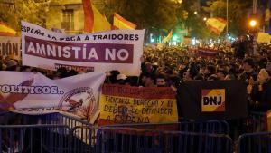 Unas 7.000 personas participaban a última hora de la tarde de este martes en la concentración convocada contra la ley de amnistía en las proximidades de la sede socialista en la calle Ferraz de Madrid