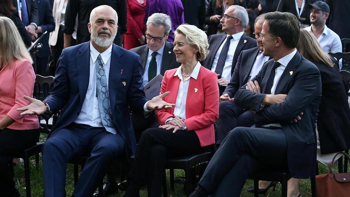 Edi Rama , Ursula von der Leyen y Mark Rutte, en la cumbre de Albania.