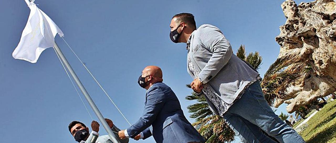 El alcalde, Marco González, y el edil Alberto Castilla se encargaron de izar la bandera del Carnaval de Verano en el Lago y en el Centro Comercial Martiánez.