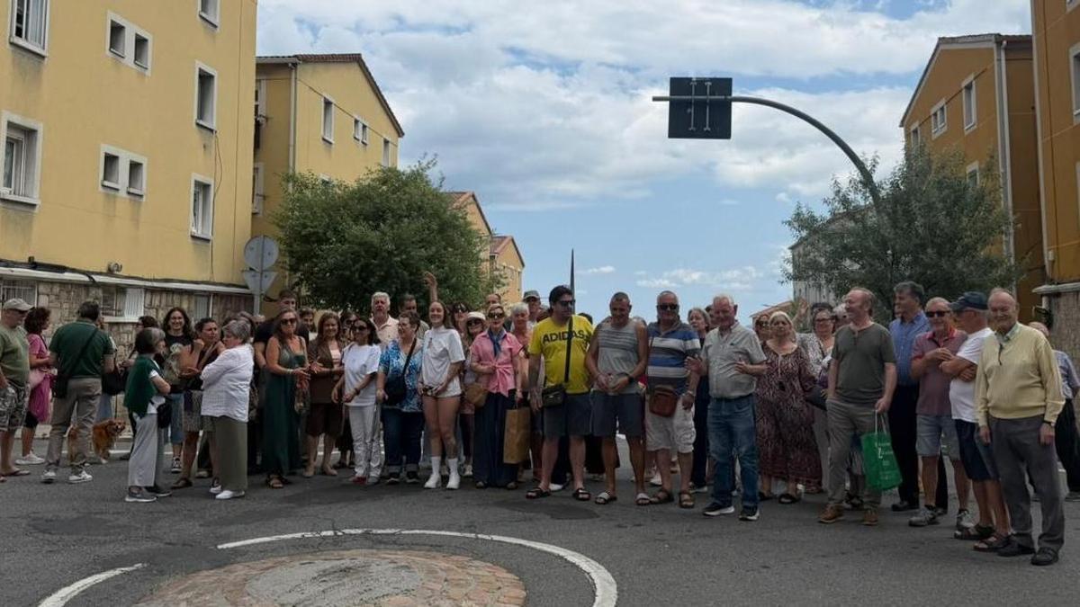 Los vecinos de la calle Tomás Fábregas durante la protesta