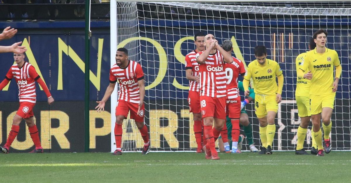 Els jugadors del Girona després  d’una acció defensiva ahir a La Ceràmica.  | D. CASTELLÓ/EFE