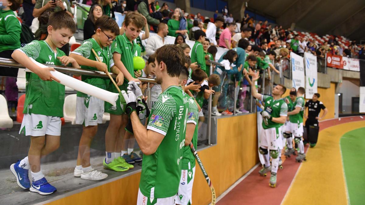 Los jugadores del Liceo, tras el partido, con el público.