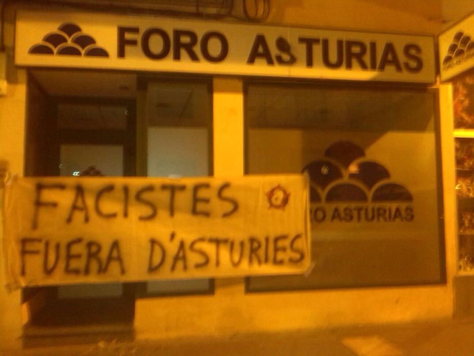 La Casa Sindical de Avilés y numerosas sedes de partidos en toda Asturias amanecen con pancartas de repulsa