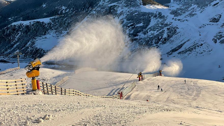 Nieve a cañonazos: el sistema de innivación permite habilitar siete pistas en Pajares, mientras Fuentes es la única estación de la Cordillera sin abrir