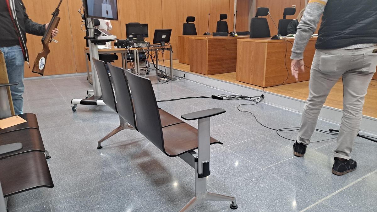 El arma exhibida durante el juicio, que no fue la utilizada en el atraco al Carrefour Express.