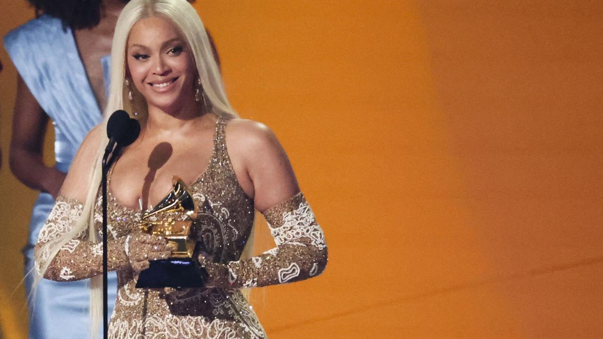 Beyonce recibe el premio a mejor Album de Country, en la ceremonia de entrega de los premios Grammy.