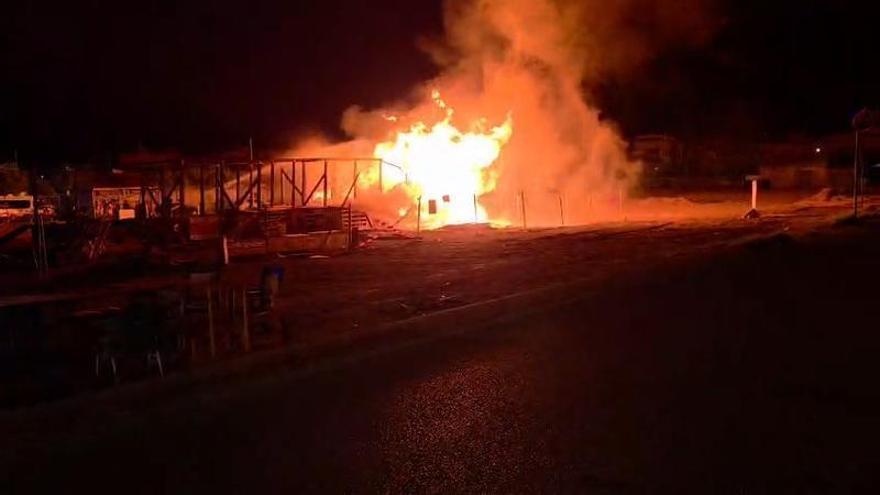 El fuego calcina la Hoguera del Titanic de Águilas dos seman
