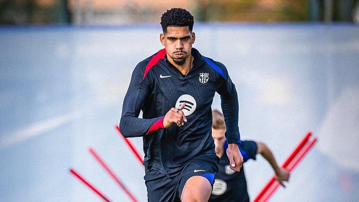 Araujo se entrena con el grupo en la ciudad deportiva del Barça en Sant Joan Despí.