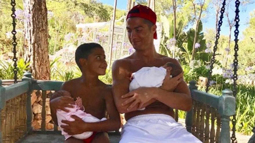 Primer instagram de Cristiano y sus tres hijos