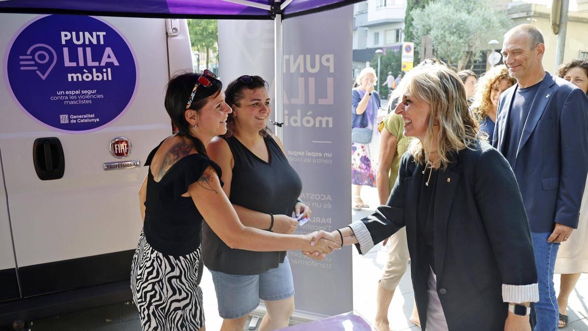 La consellera Eva Menor visita el Punt Lila Mòbil situat al mercat de Salt