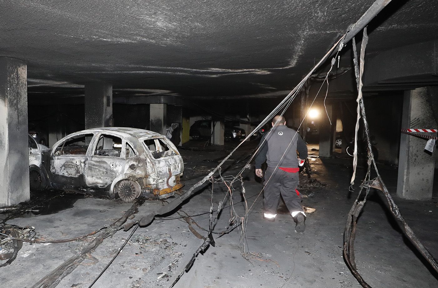 Interior del garaje incendiado en Navia