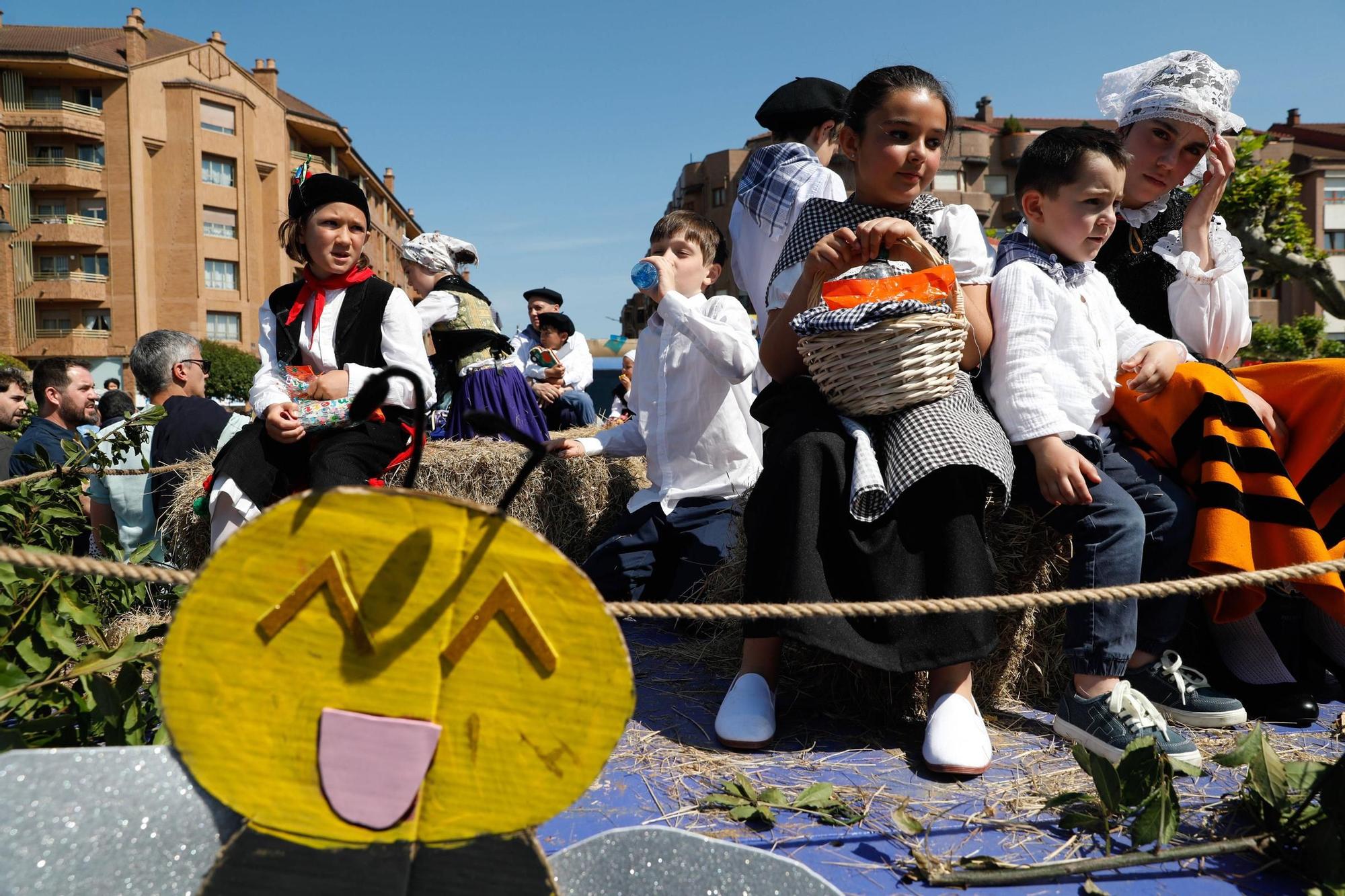EN IMÁGENES: Así se ha vivido el desfile de carrozas y xarrés de las fiestas de San Isidro en Piedras Blancas