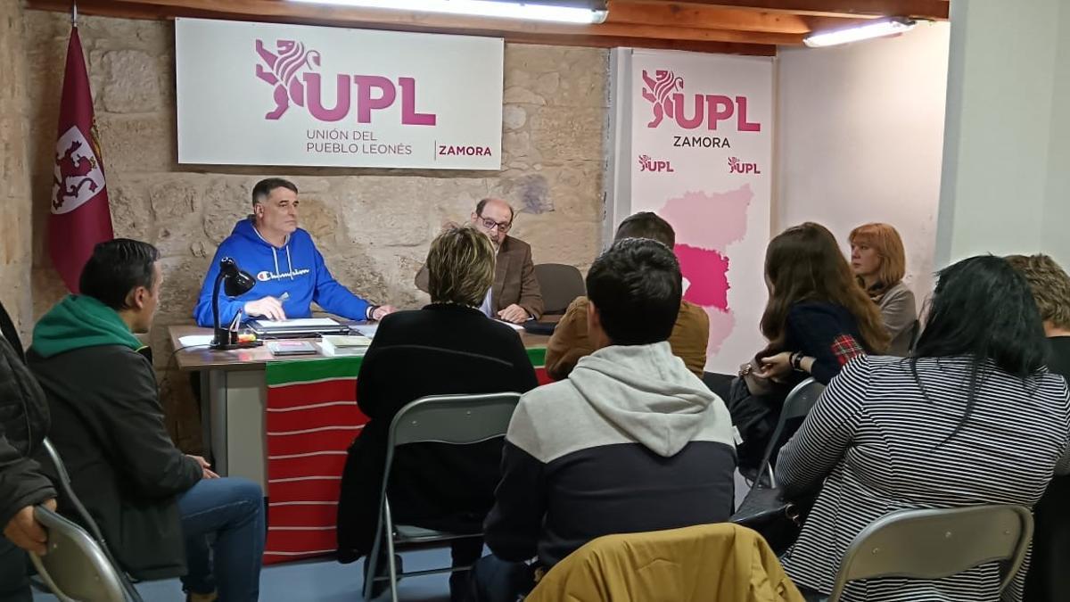 Manuel Herrero Alonso (de frente, vestido de azul), en la asamblea de la Unión del Pueblo Leonés