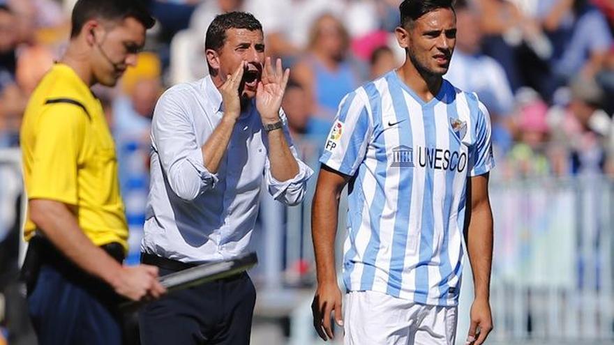 Javi Gracia da indicaciones, mientas Santa Cruz se prepara para saltar al campo.