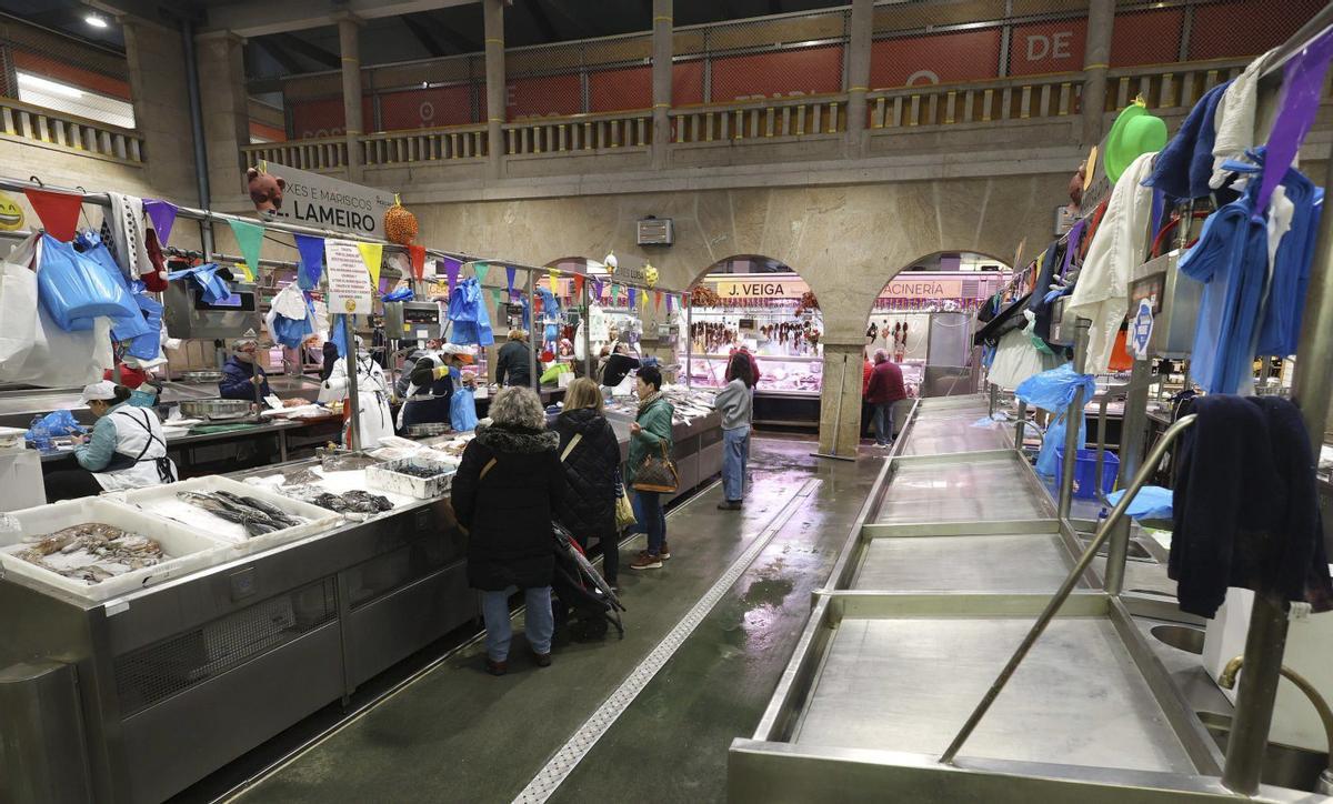 Bancadas vacías y en activo en el Mercado de Pontevedra, la tónica general estas semanas.