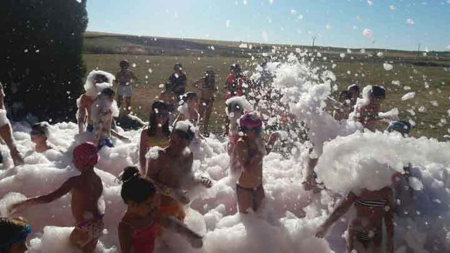 Los niños disfrutan con la fiesta de la espuma.