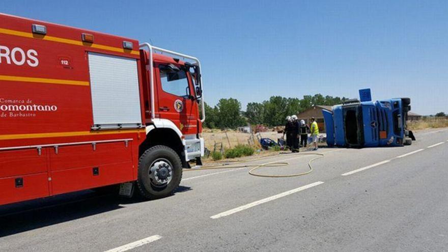 Cortada la N-240 en Barbastro tras volcar un camión con mercancía peligrosa