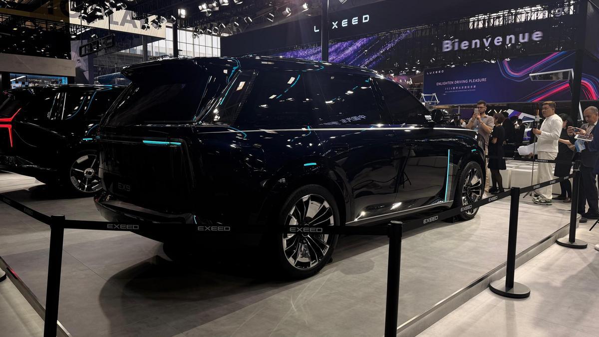 Muchos de los coches del Pekin Auto Show 2026 tenían estas luces azules.