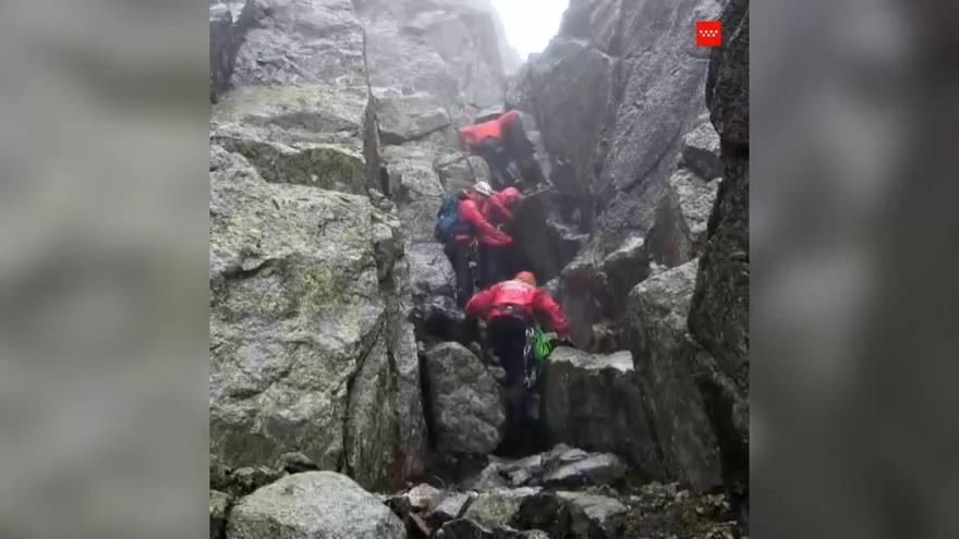 RESCATE SENDERISTA GUADARRAMA | Rescatado un senderista de 32 años tras caer y quedarse enriscado en Guadarrama RESCATE SENDERISTA GUADARRAMA | Rescatado un senderista de 32 años tras caer y quedarse enriscado en Guadarrama
