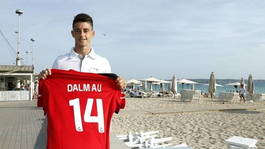 Adrià Dalmau posa con su nueva camiseta en la Playa de Palma.
