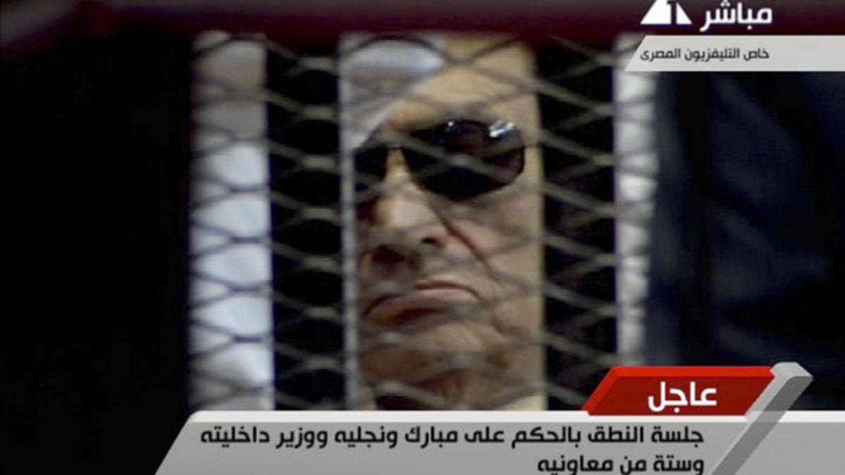 Hosni Mubarak, durante el juicio, en una imagen de la televisión egipcia.