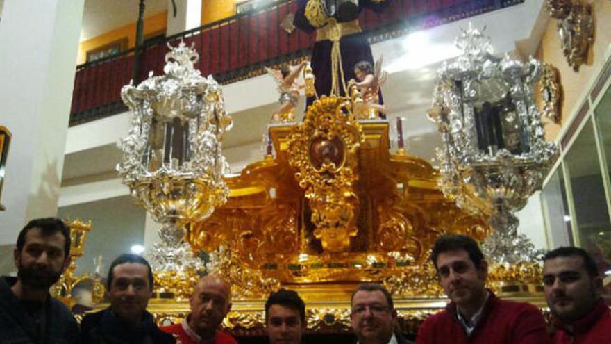 Imagen de los cuatro faroles en el trono de Viñeros.