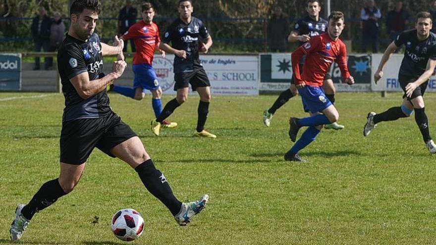 Borja Noval, con el balón, durante el partido del Condal ante el Tuilla en el Alejandro Ortea.