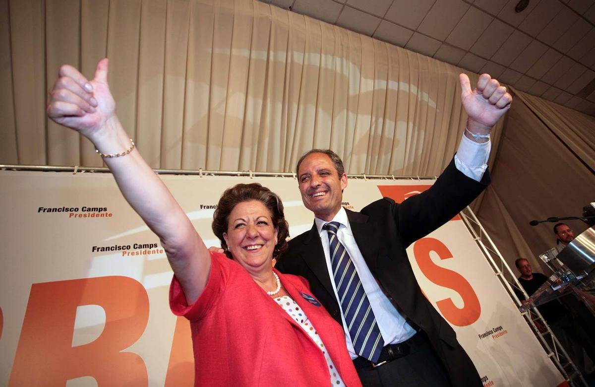 Rita Barberá y Francisco Camps celebran la victoria electoral del 27 de mayo de 2007.