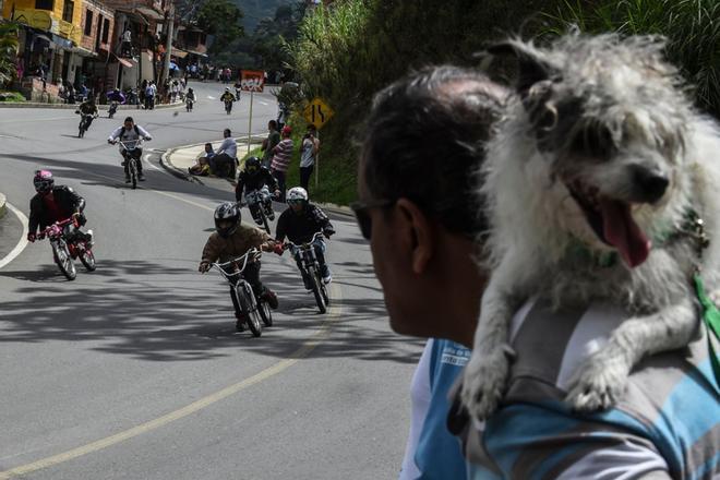 Los participantes descienden una colina en la competencia de bicicletas de gravedad durante el 29º Festival del Automóvil en Medellín, departamento de Antioquia, Colombia.