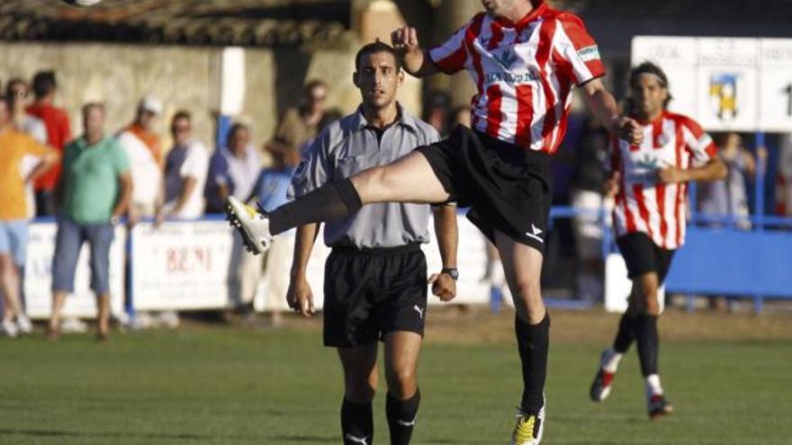 Curro remata de cabeza en el partido contra el Real Valladolid en el que fue titular