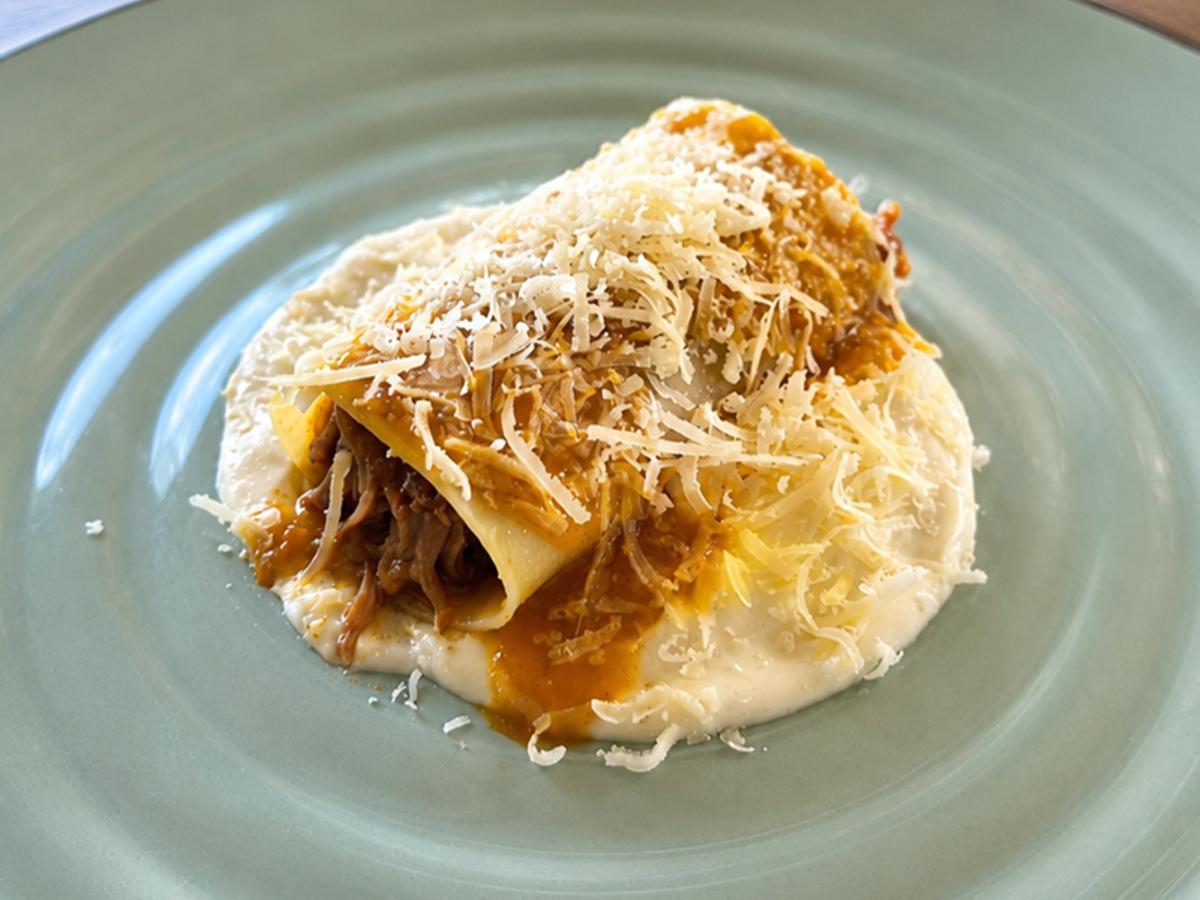 Bar Restaurante Los 4 Caminos (Beniaján): Canelón de carrillera sobre cremoso de puerro y Queso de Murcia al vino, terminado con Queso de Murcia Curado rallado