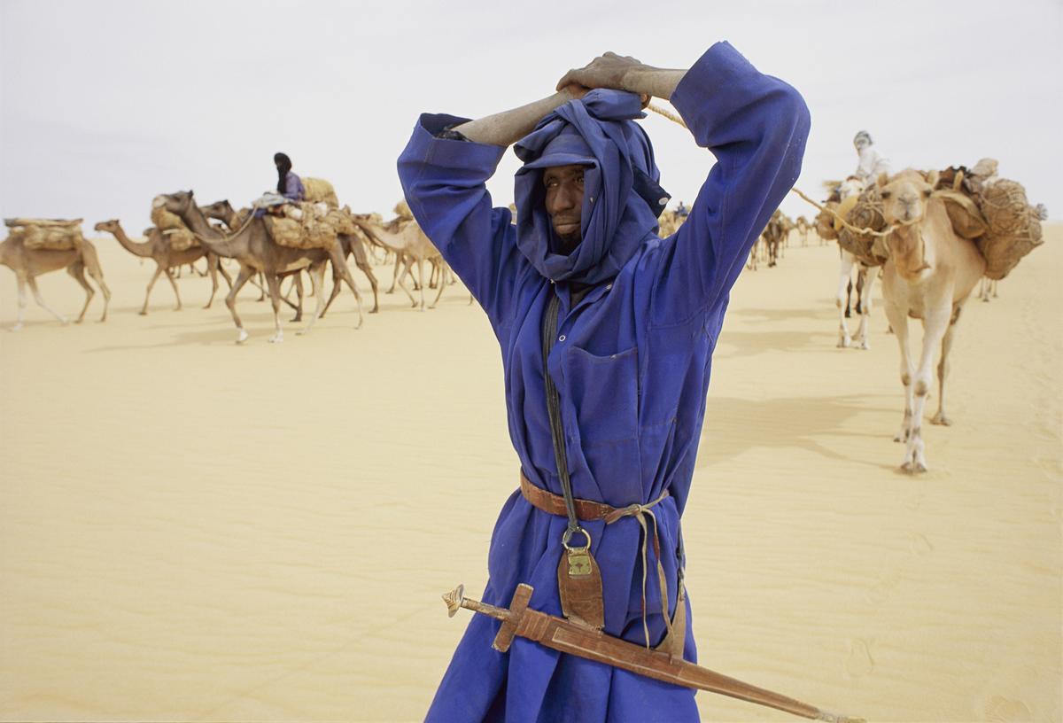 Un tuareg integrante de la caravana de la sal conduce a su camello por el desierto. Cerca de Fachi, Níger. © James L. Stanfield / National Geographic.