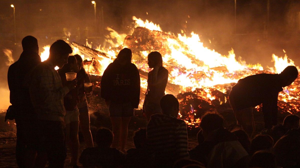 Una hoguera durante la fiesta de San Juan.