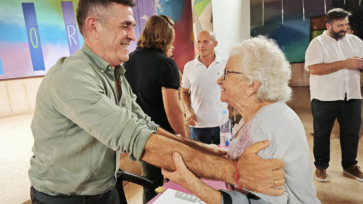 Miguel Ángel Clavijo, director general de Patrimonio del Gobierno de Canarias, con una de las vecinas de San Andrés.