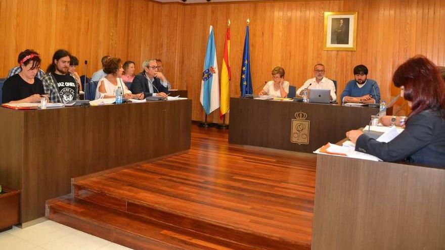 Pleno municipal, ayer, en el Concello de Cambre.