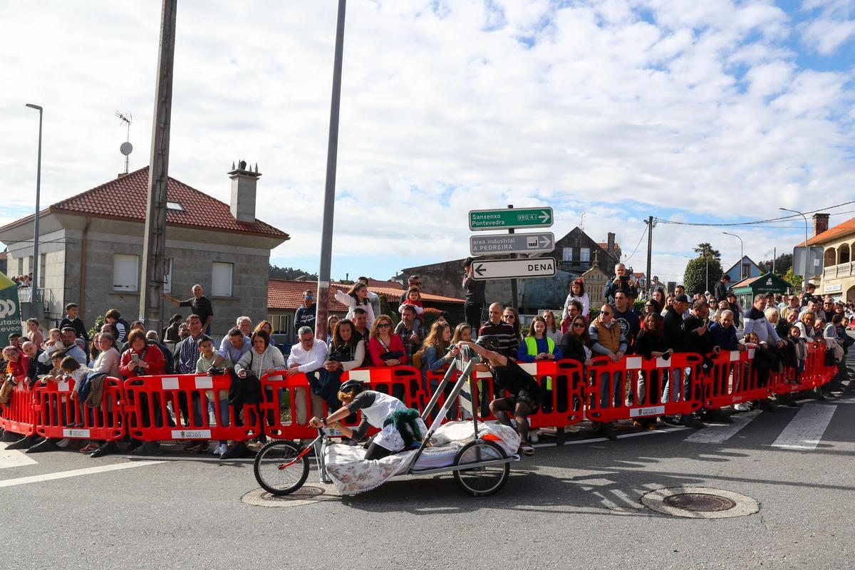 "Os Rompecolchóns 2.0" se impone en una carrera de camas de Meaño que deja espectaculares imágenes